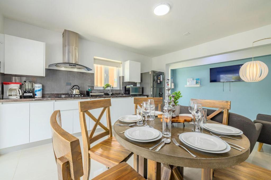 Koyari Modern Condos 9Br 7Ba Sleeps 26 W/ Pool And Roof Deck Palm Beach Exterior photo